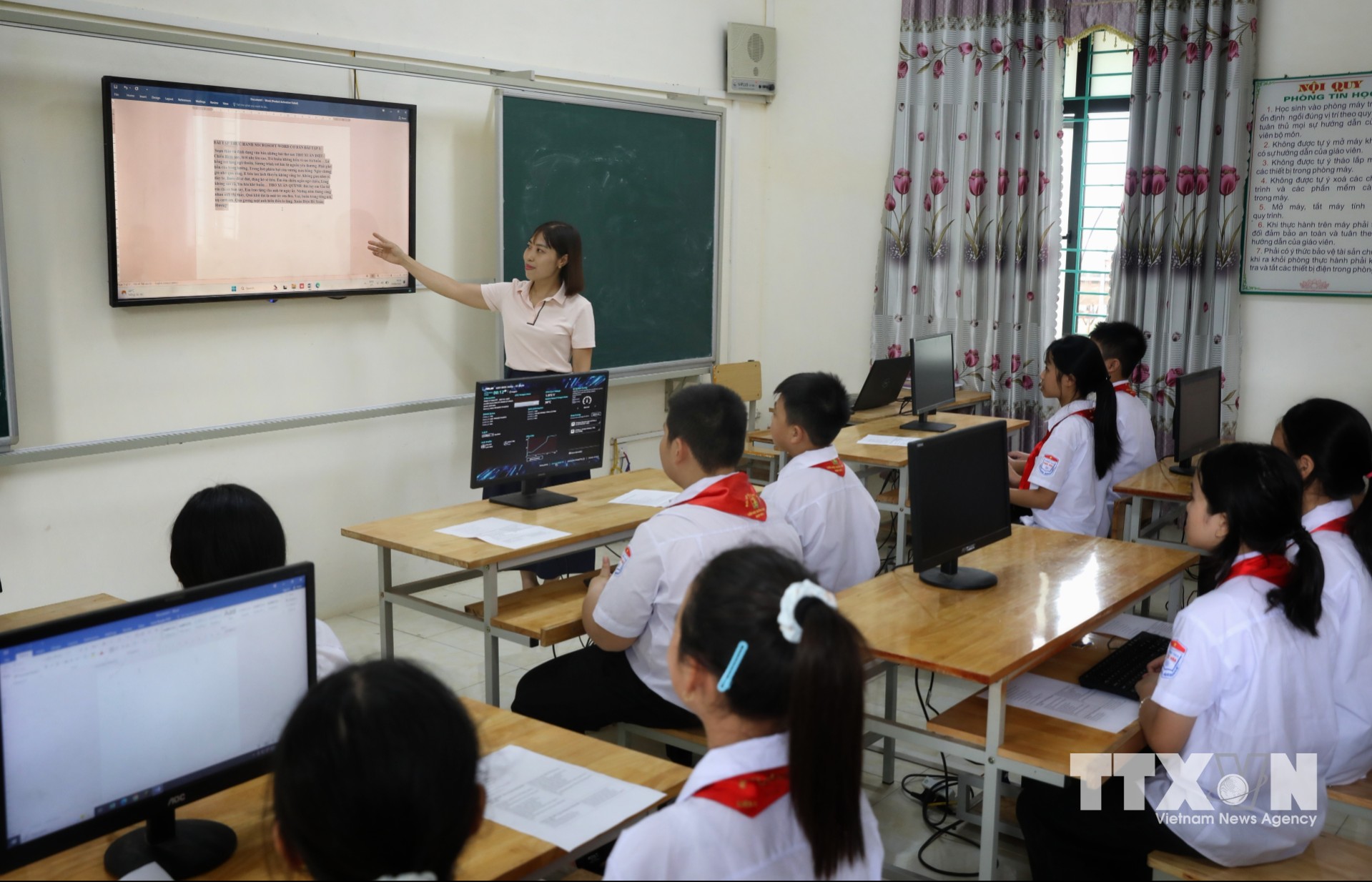Bên cạnh việc học lý thuyết, học sinh trường THCS Phúc Hòa được thực hành ngay tại lớp. Ảnh: Danh Lam - TTXVN
